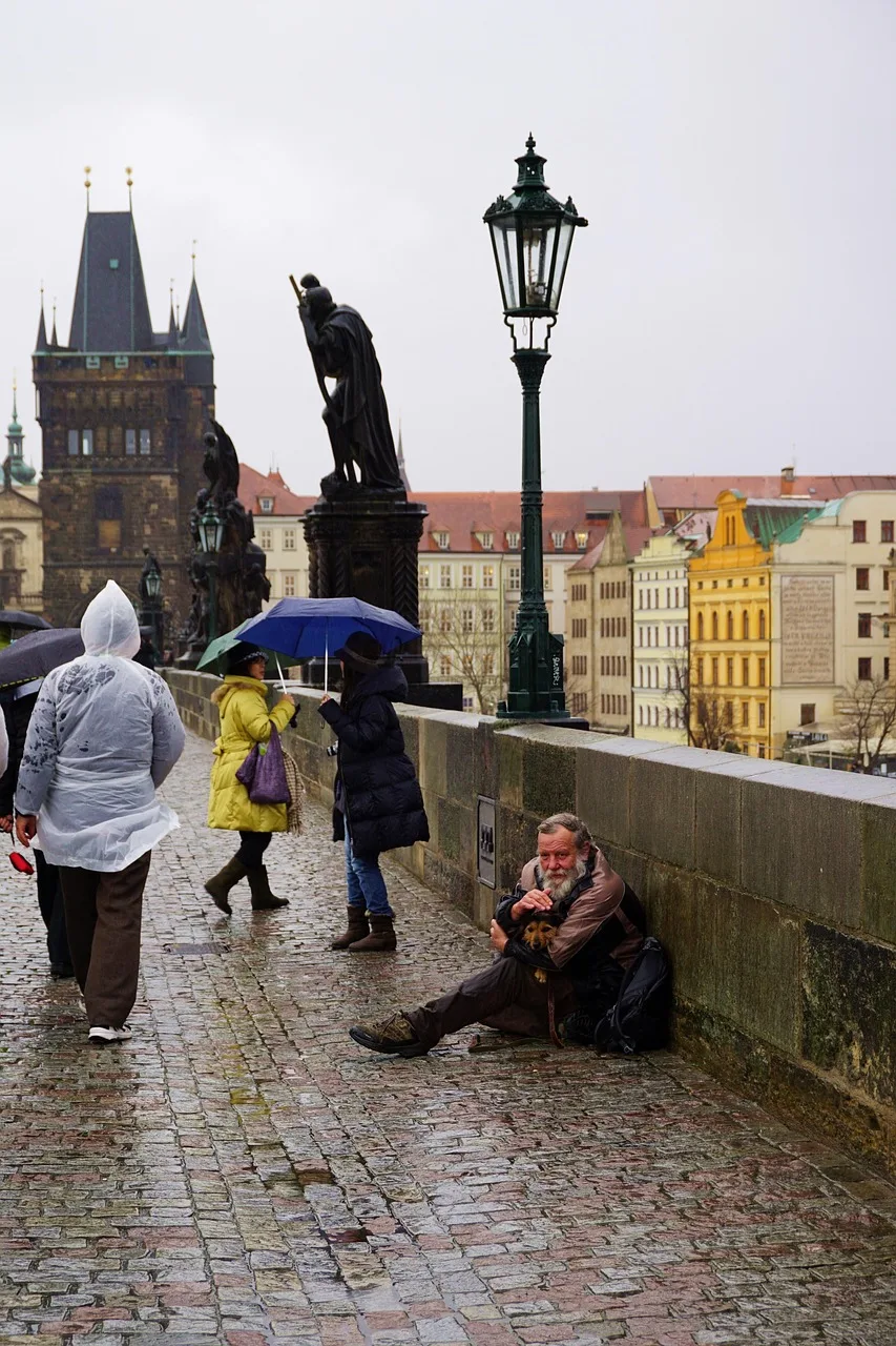 Prag Carlo Köprüsü yağmurlu sokakta yalnız adam