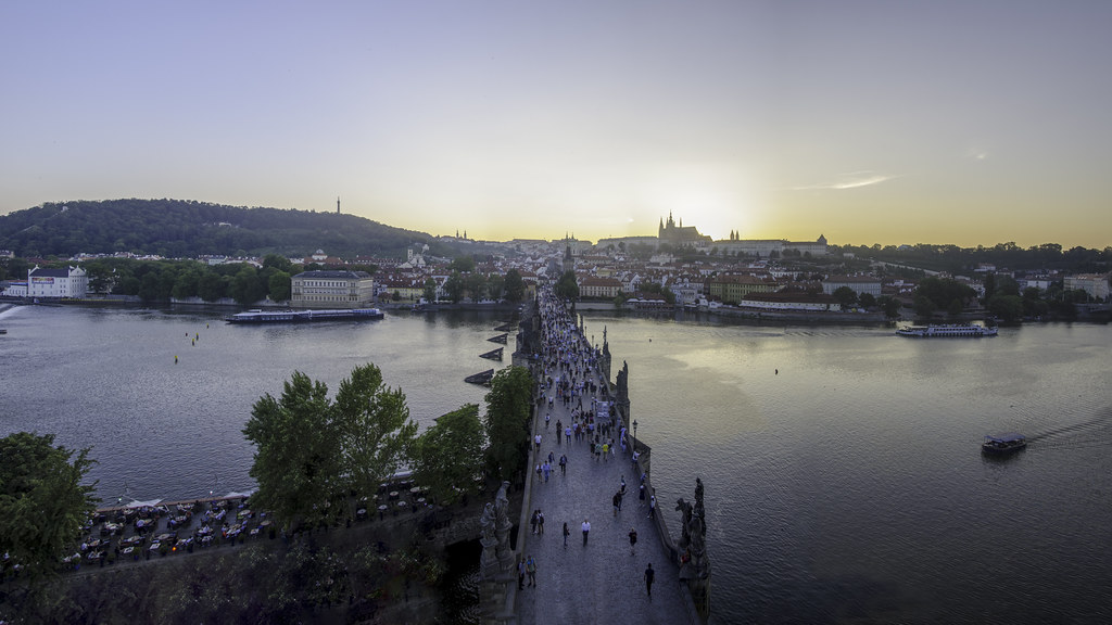 Prag Charles Köprüsü'nde Büyüleyici Gün Batımı Manzarası ve Vltava Nehri