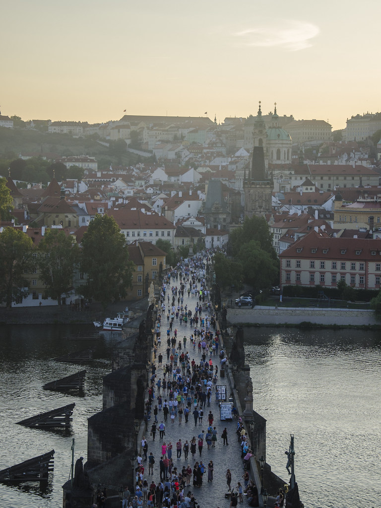 Prag Charles Köprüsünde Gün Batımı ve Tarihi Şehir Panoraması
