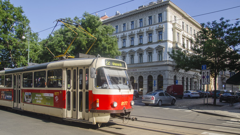 Prag Sokaklarında Tarihi Tramvay ve Avrupa Mimarisi ile Şehir Manzarası