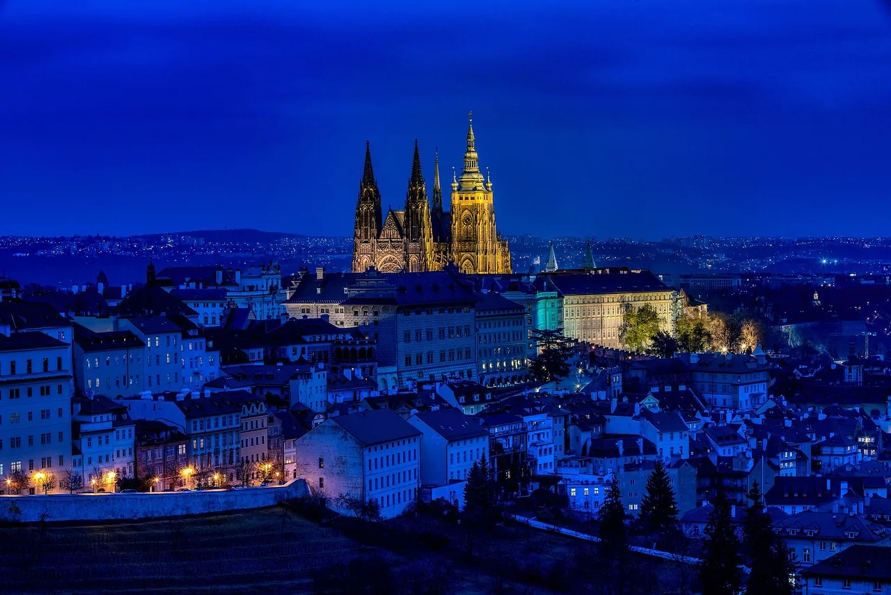 Prag tarihi şehir manzarası - gece panoraması