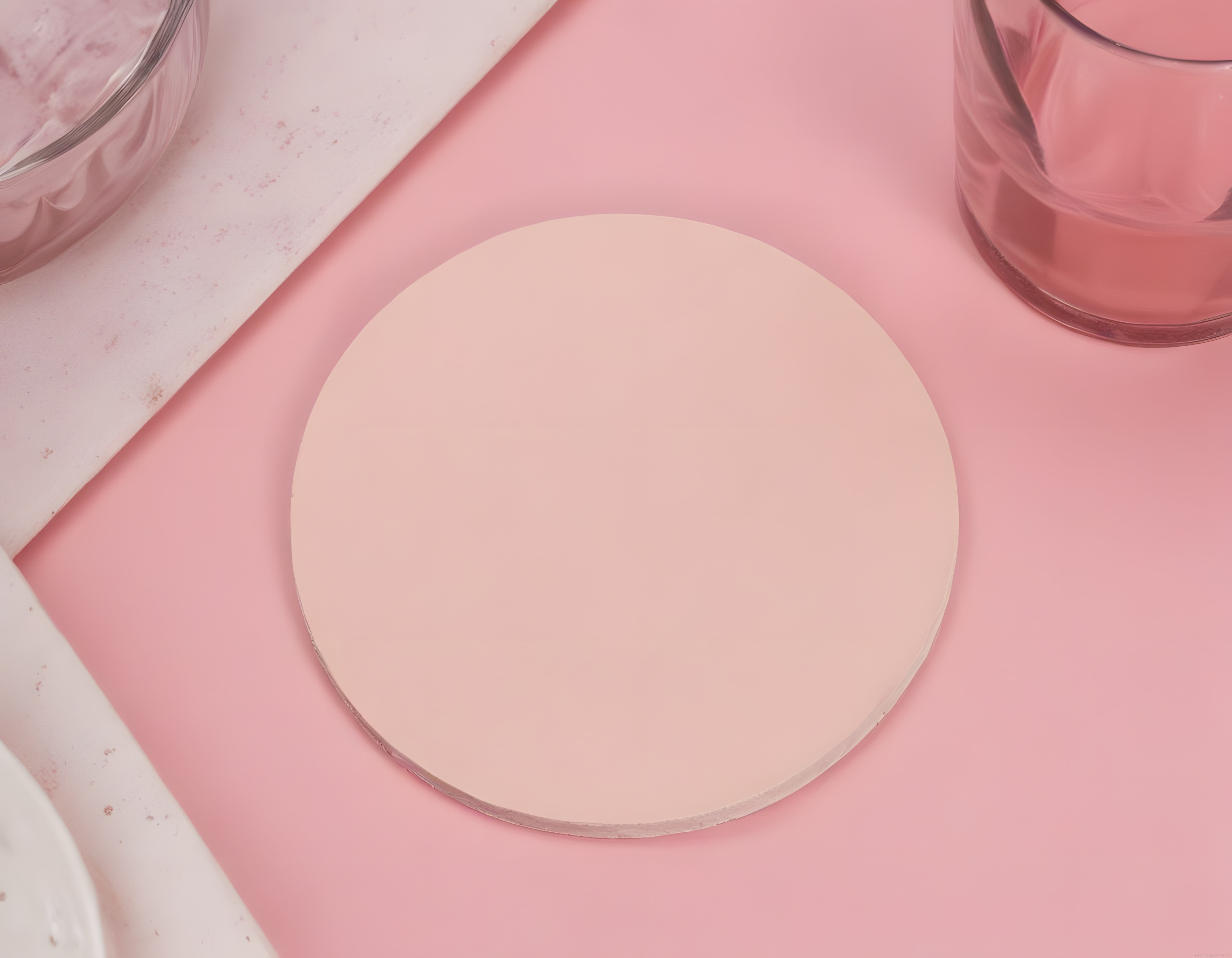 Pudra pembe zeminde minimal kozmetik düzeni ve yuvarlak ürün standı ile makyaj arka planı