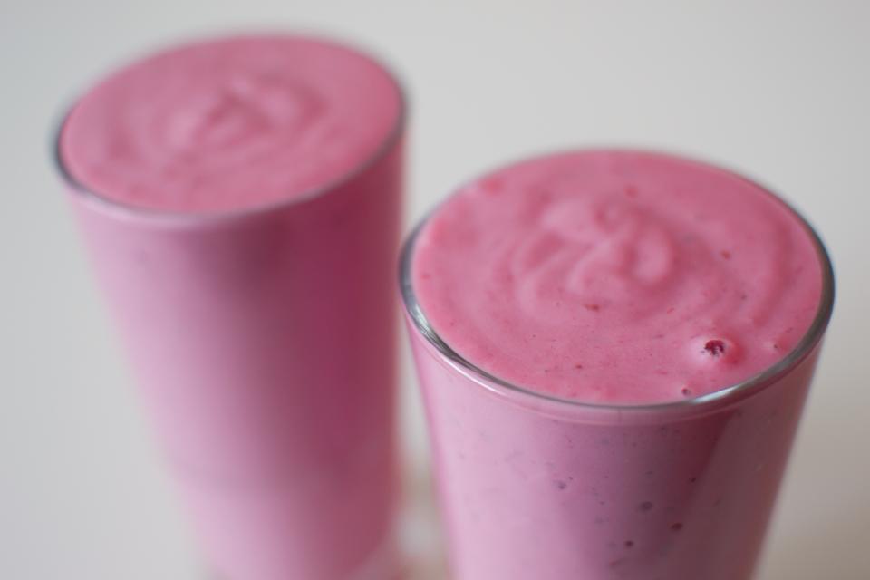Pürüzsüz Kıvamlı İki Bardak Pembe Çilek Smoothie ve Sağlıklı İçecek Sunumu