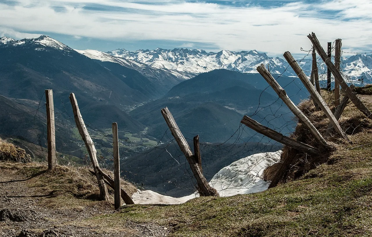 Pyrénées dağ çayırı ve çitli vadi - doğal manzara