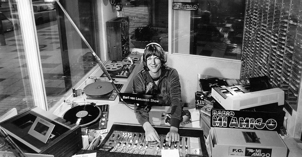 Radyo Stüdyosunda Gülümseyen DJ: Nostaljik Yayın Anıları ve Retro Müzik Ortamı