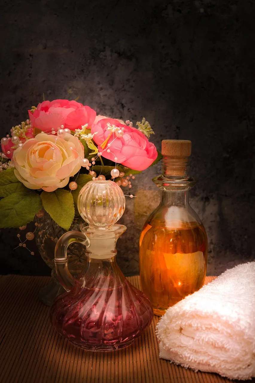 Rahatlatıcı çiçekli spa ortamı - beyaz çömlek