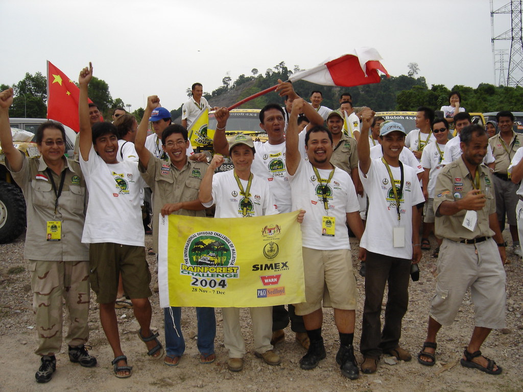Rainforest Challenge 2004 yarışında zafer kutlayan off road ekibi