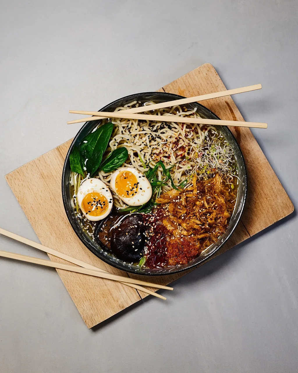 Ramen çorbası yumurta ve sebzelerle servis ediliyor