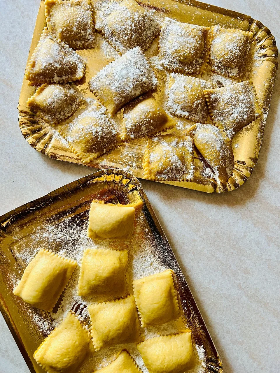 Ravioli makarna düz dizilim flatlay sunumu