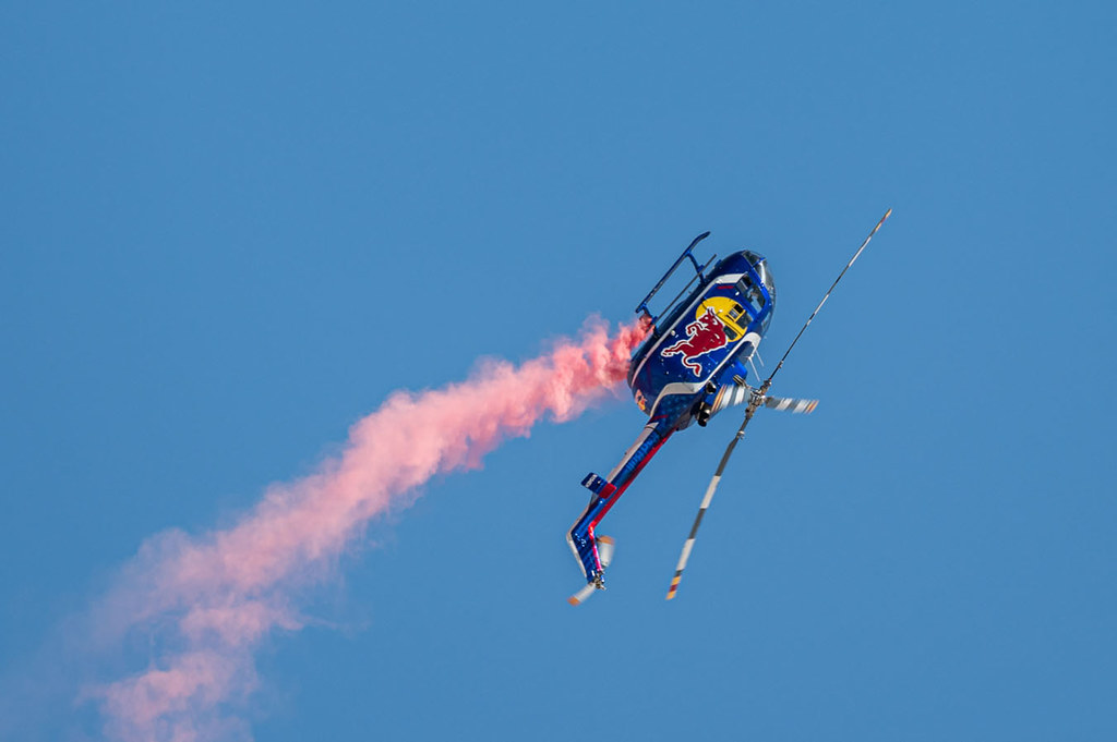 Red Bull Logolu Akrobasi Helikopteri Mavi Gökyüzünde Pembe Duman Bırakıyor