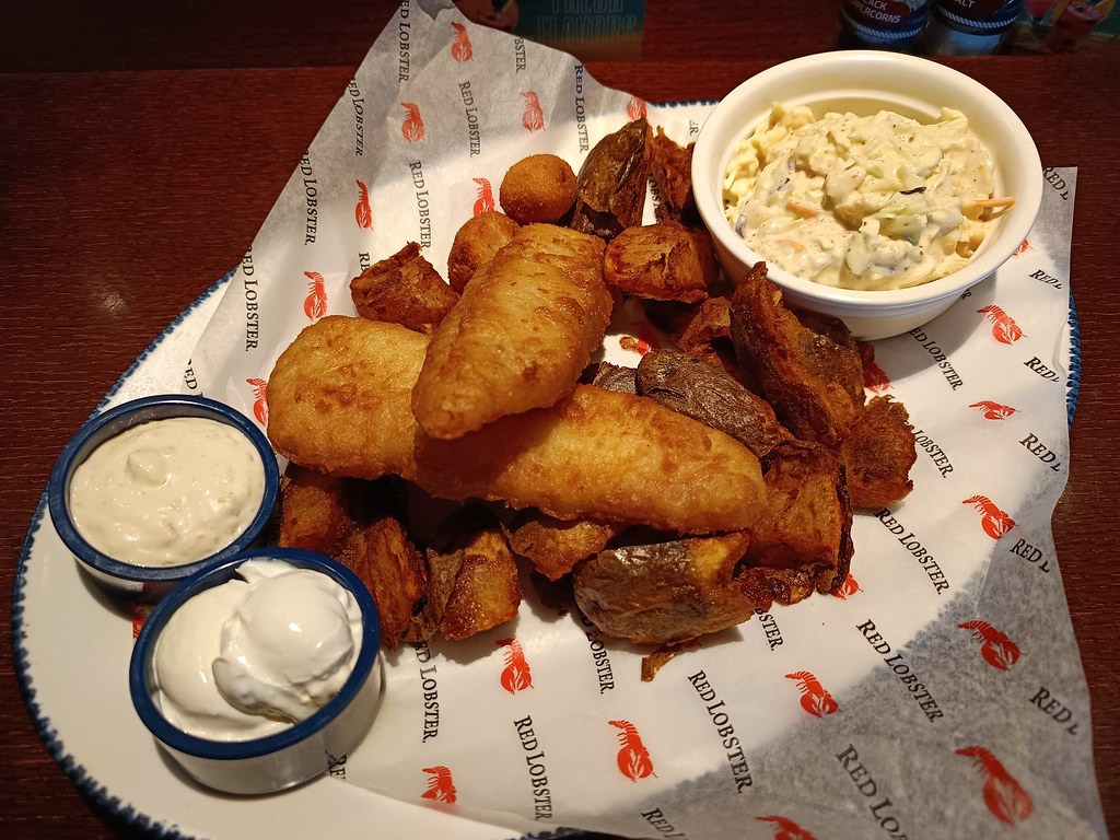 Red Lobster Restoranında Servis Edilen Kızarmış Balık, Patates ve Coleslaw