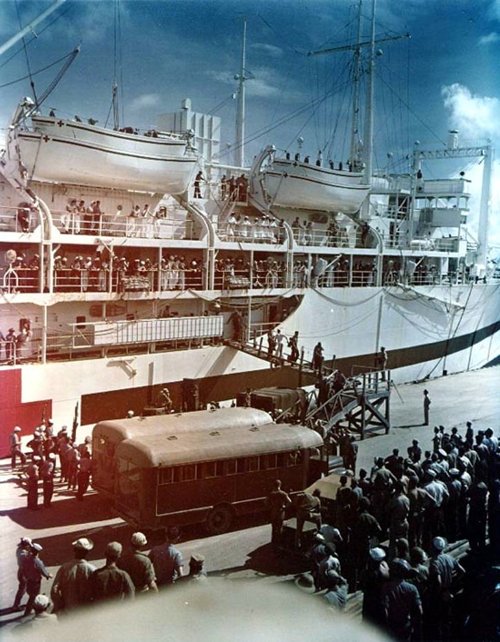 Renklendirilmiş Eski Fotoğrafta Liman Günü ve Gemiye Binen Kalabalık