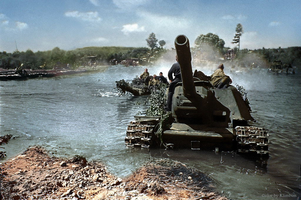 Renklendirilmiş Tarihi Fotoğraf: Nehirden Geçen Sovyet Tank Birliği 1940'lar