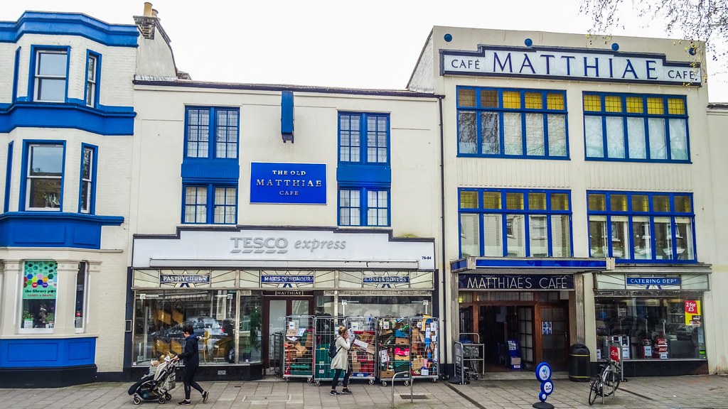 Renkli Avrupa Sokaklarında Günlük Yaşam ve Butik Kafe Manzarası