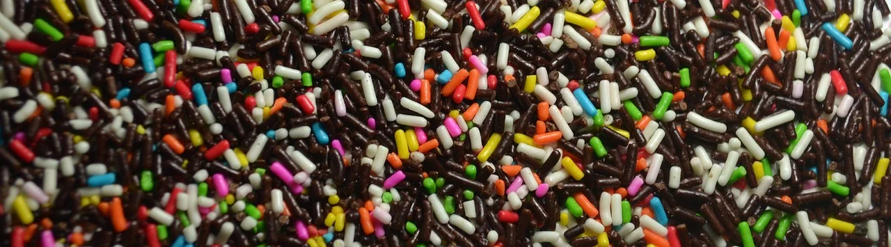 Renkli çikolatalı şeker serpintili tatlı