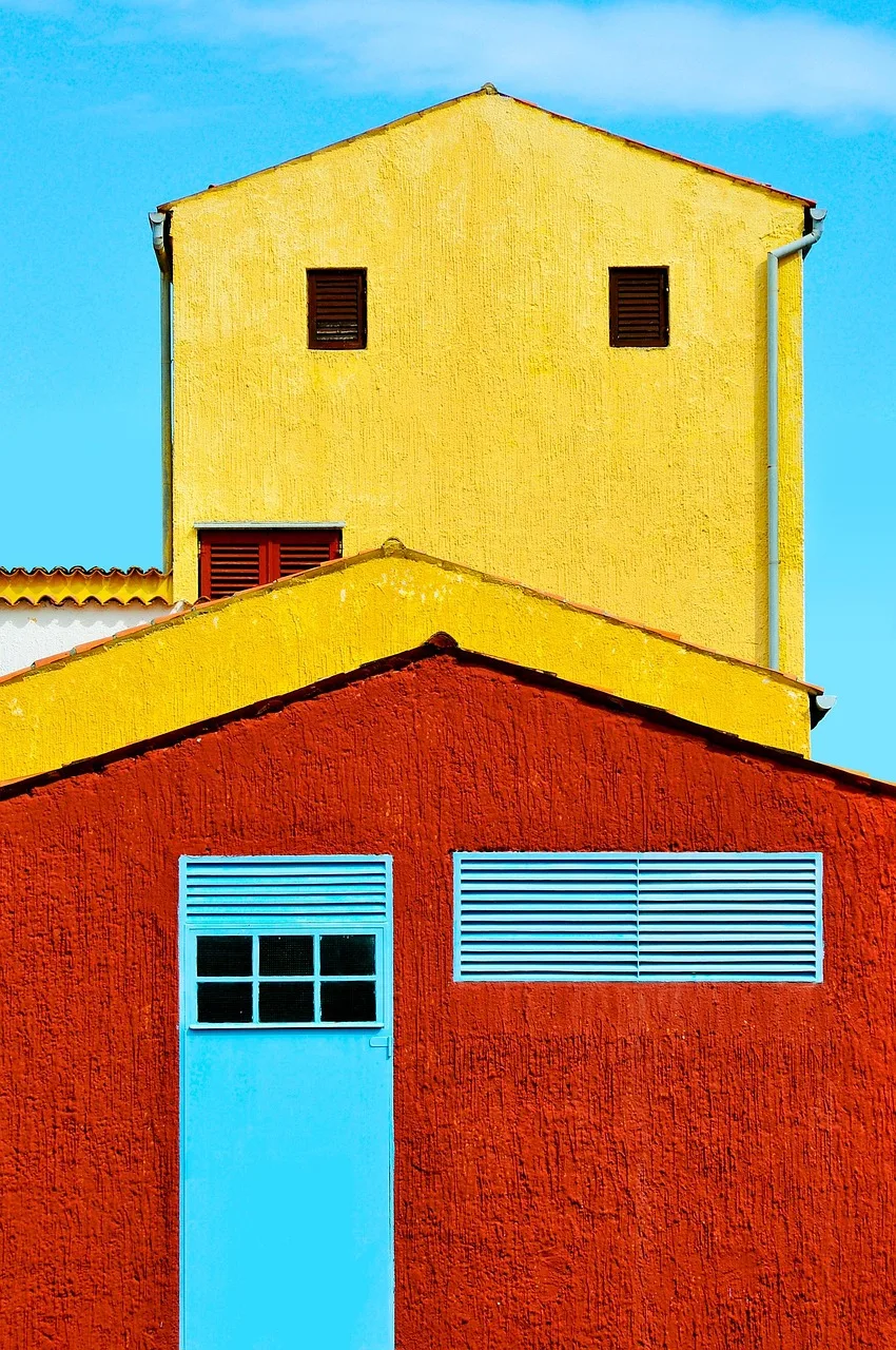 Renkli ev kapısı ve duvarları - modern mimari