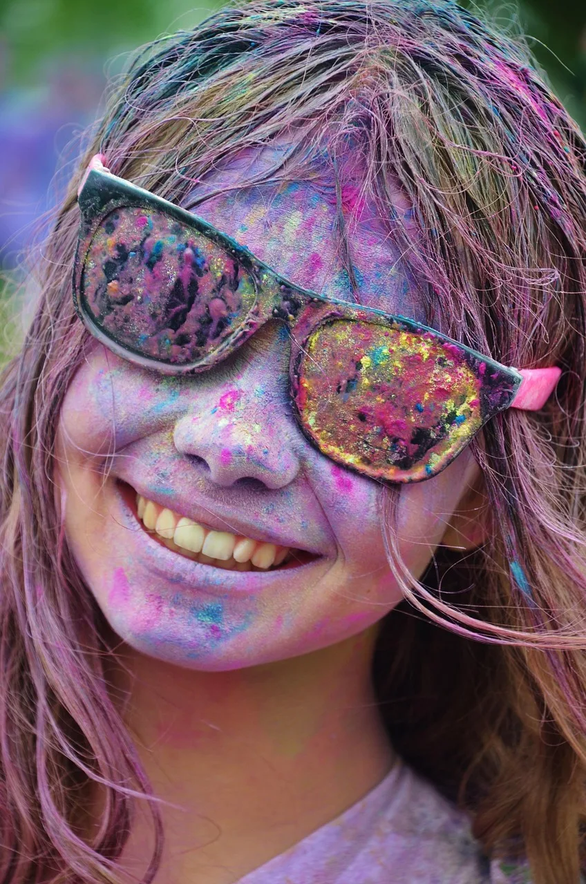 Renkli Holi festivali genç kız - neşeli koşu