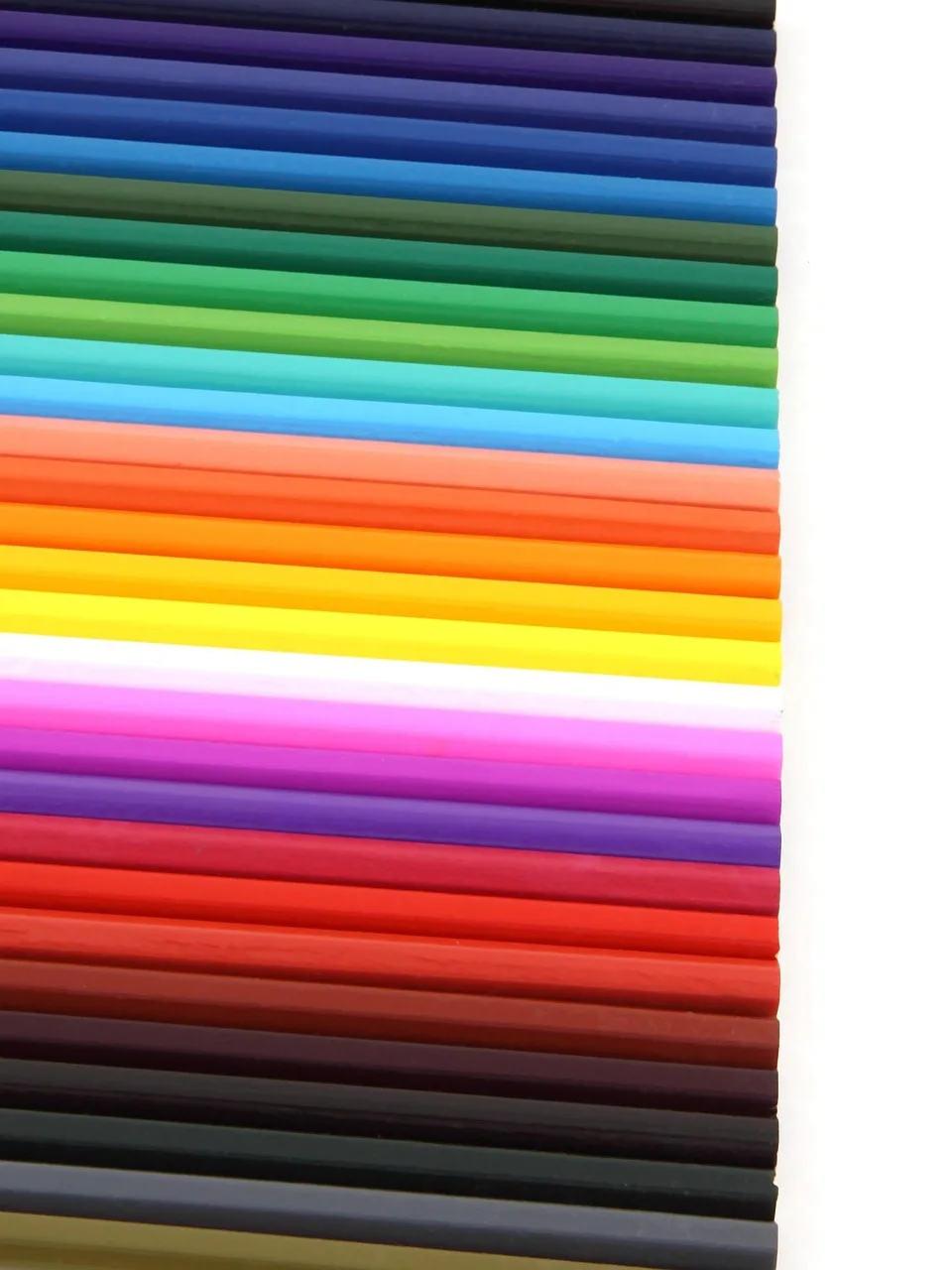 Renkli kalemlerle gökkuşağı deseni - okul malzemeleri