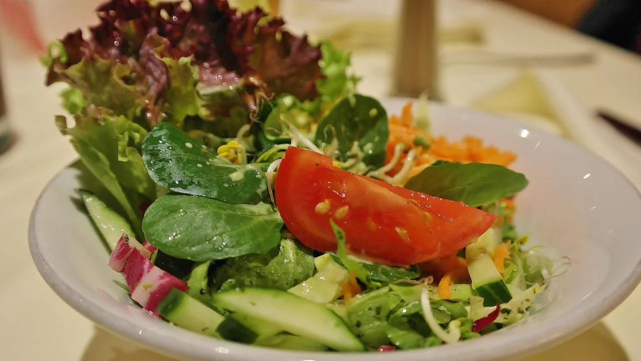 Renkli karışık salata tabağı - taze ve sağlıklı