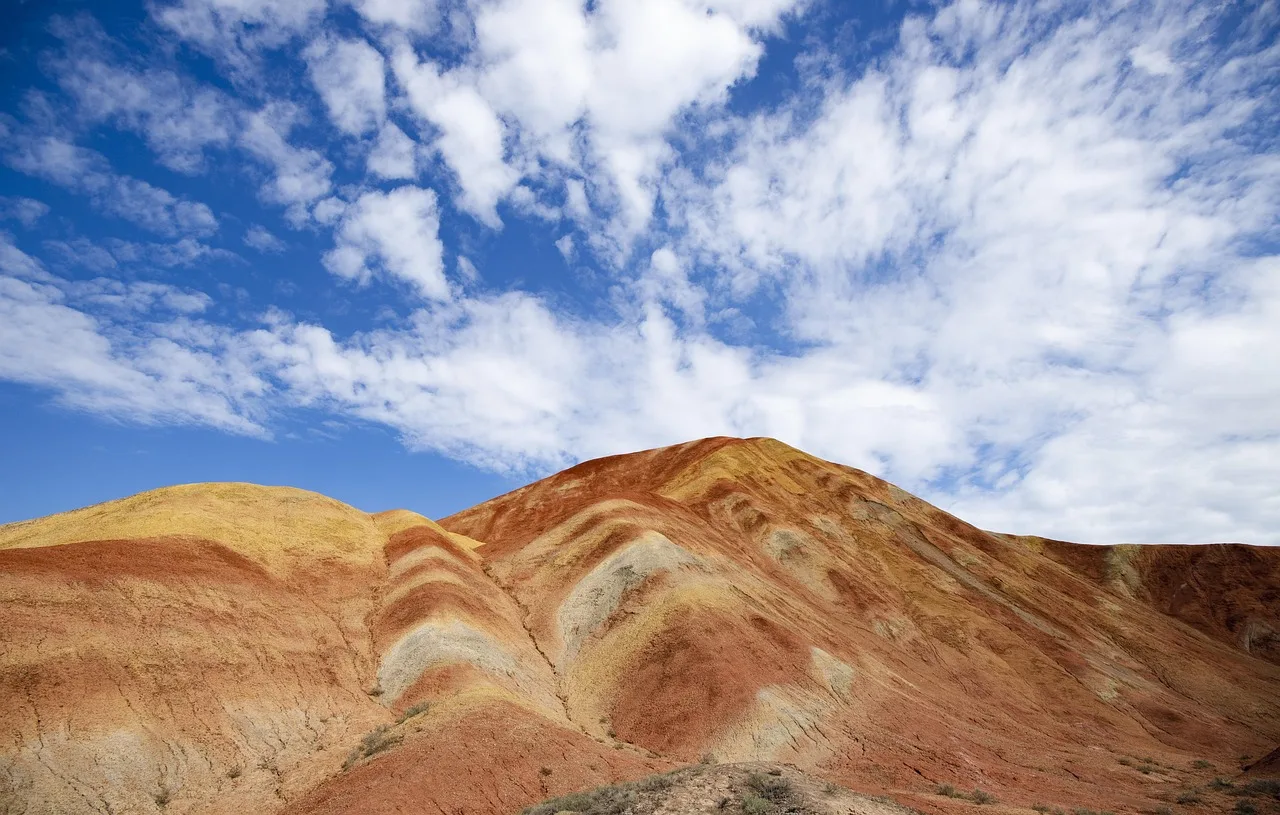 Renkli kırmızı kayalık vadisi - Danxia manzarası