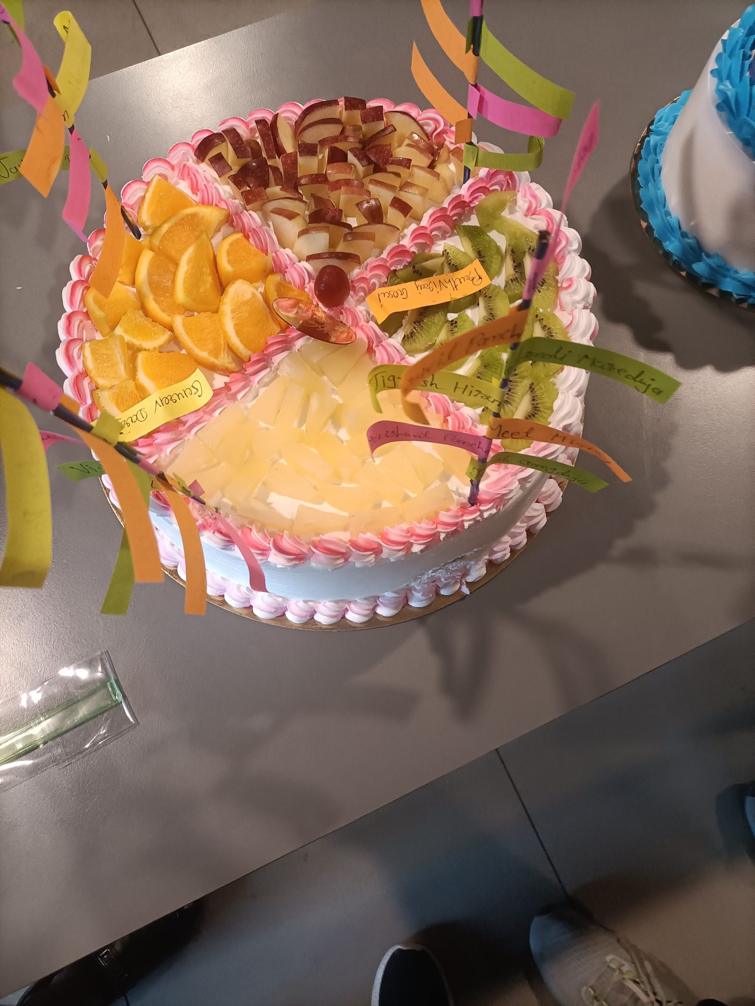 Renkli meyvelerle süslenmiş doğum günü pastası ve kutlama masası