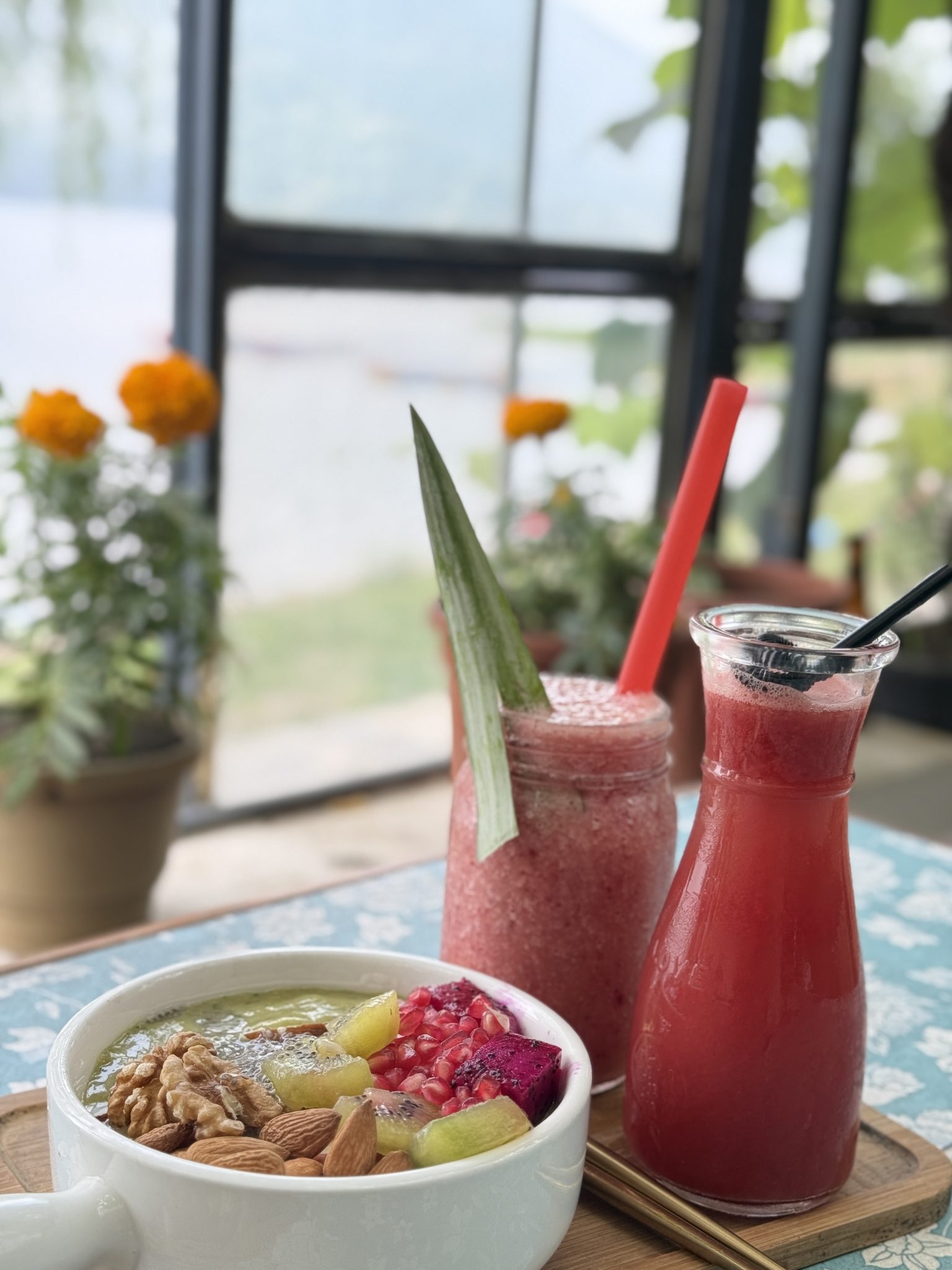 Renkli Meyveli Smoothie Kasesi ve Taze İçeceklerle Huzurlu Kahvaltı Masası