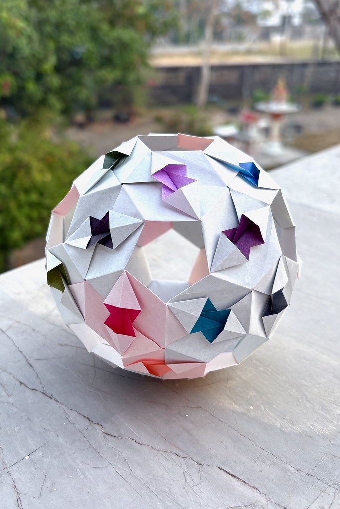 Renkli Origami Topu: Kağıt Katlama Sanatının Geometrik Kusudama Örneği