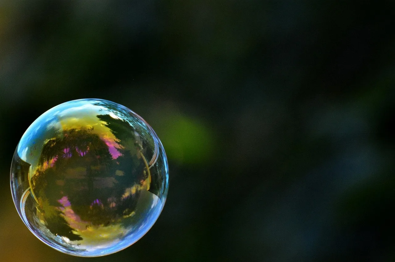Renkli sabun balonu yansıması - hafif hareketli fotoğraf