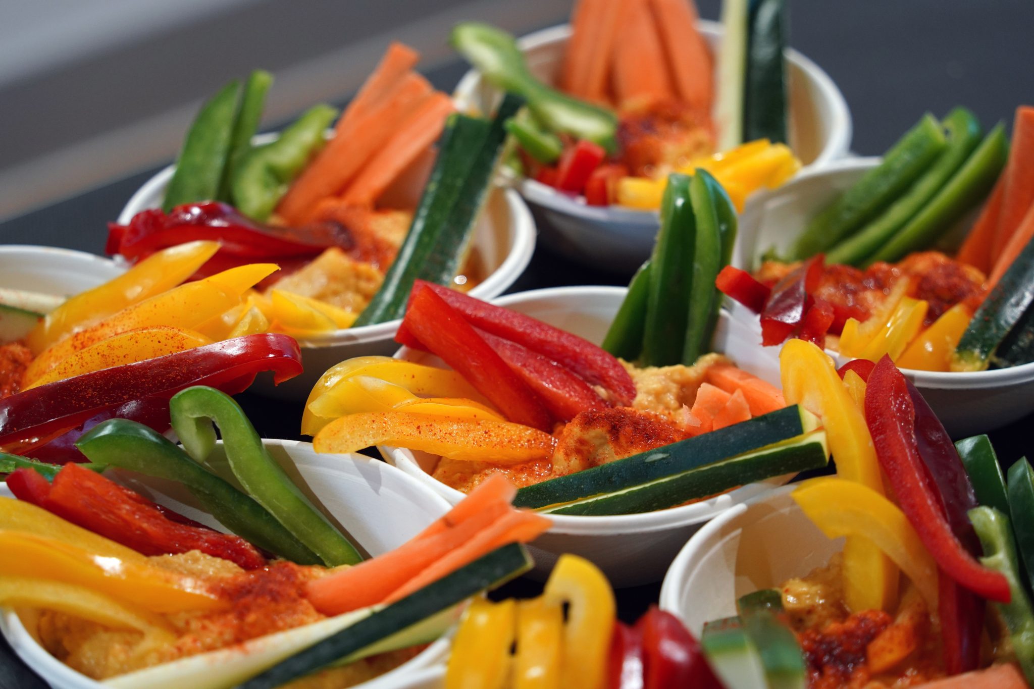 Renkli Sebze Çubuklarıyla Sağlıklı ve Lezzetli Vegan Meze Sunumu
