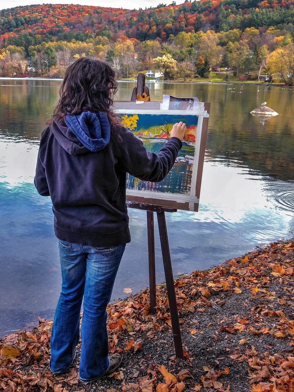 Renkli sonbahar manzaralı kadın ressam portresi