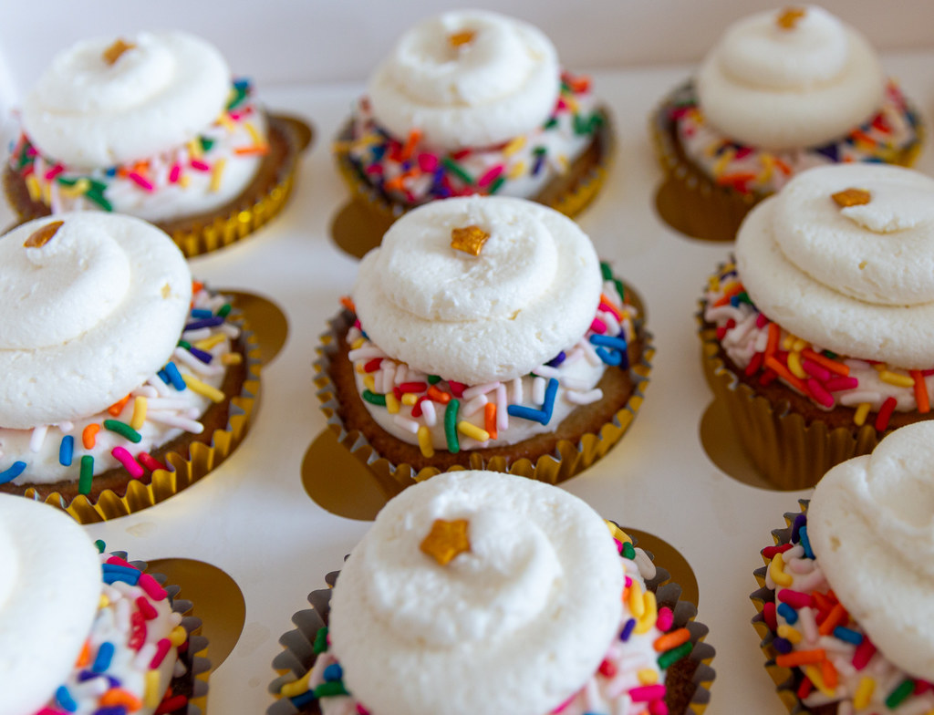 Renkli sprinklili ve altın yıldız süslü cupcake'ler: kutlama tatlıları