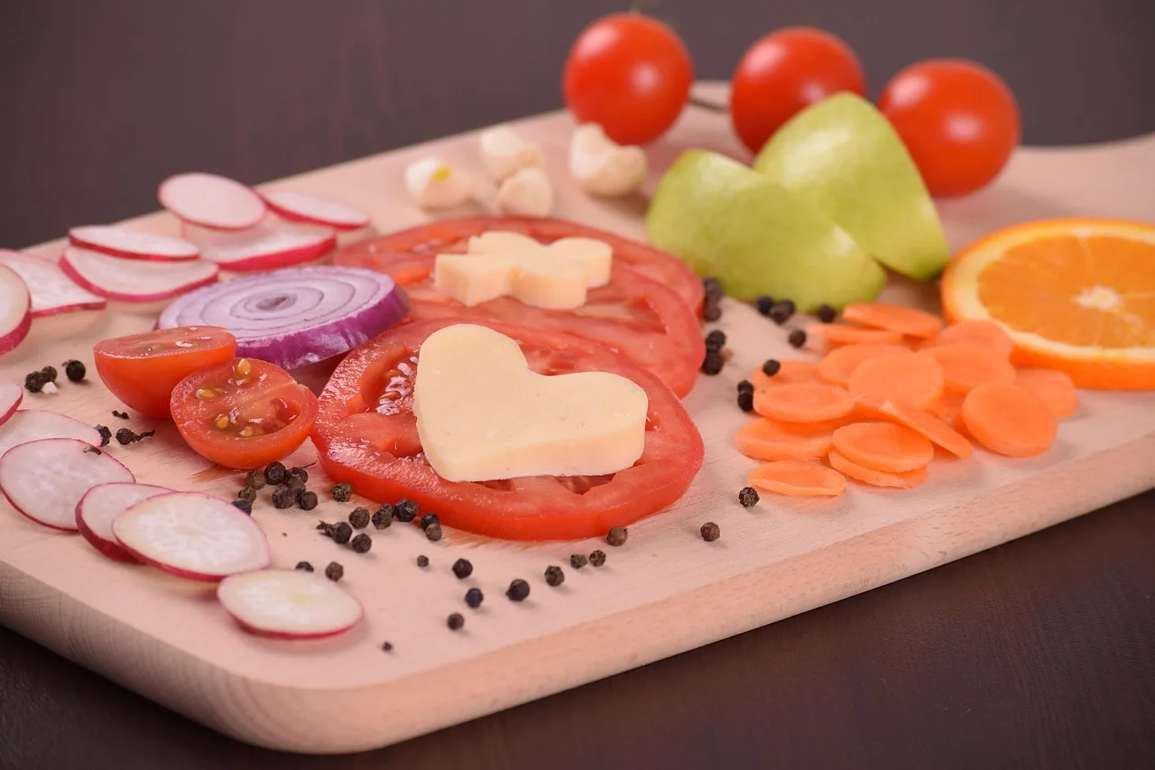 Renkli taze salata tabağı - sağlıklı sebze karışımı
