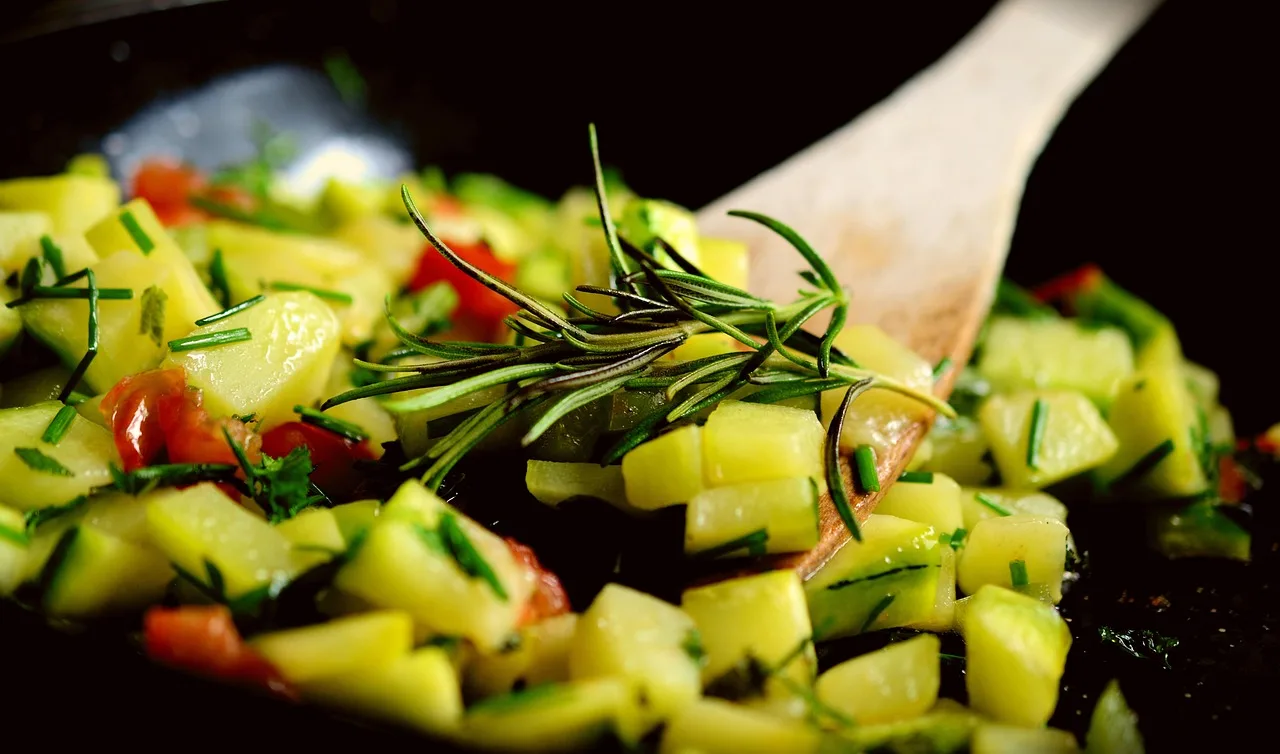 Renkli ve taze sebzeli vejetaryen salata - besleyici yemek
