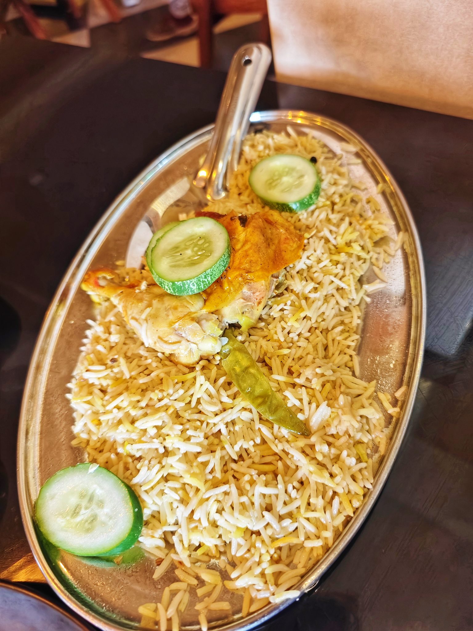 Restaurant Ortamında Metal Tepsi Üzerinde Tavuklu Biryani ve Basmati Pilavı