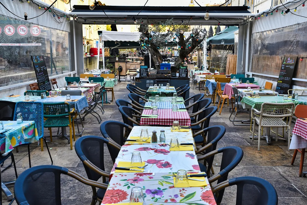 Restoran dış mekanında açık hava yemek keyfi