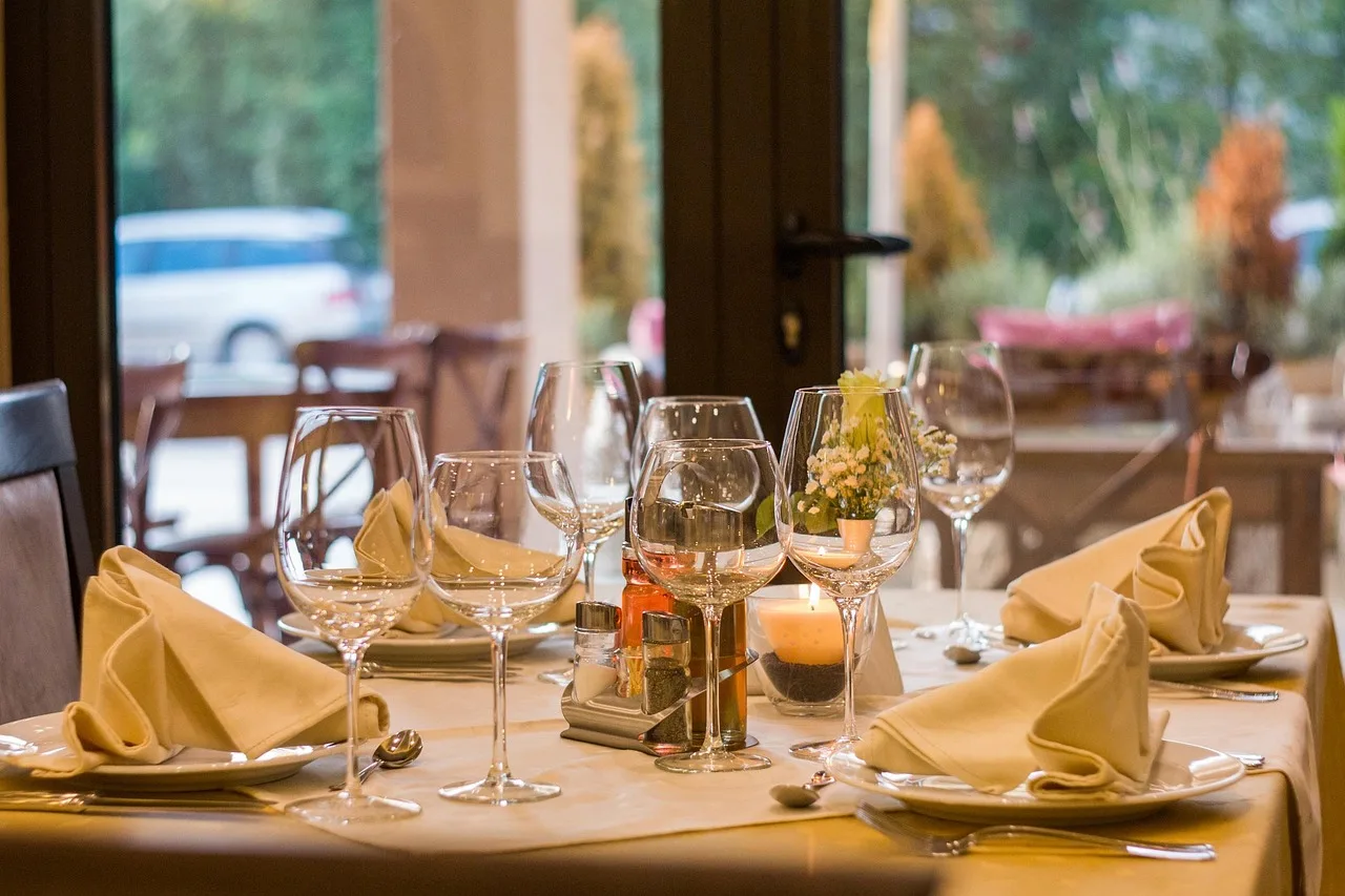 Restoran masası şık sofra düzenlemesi - akşam yemeği