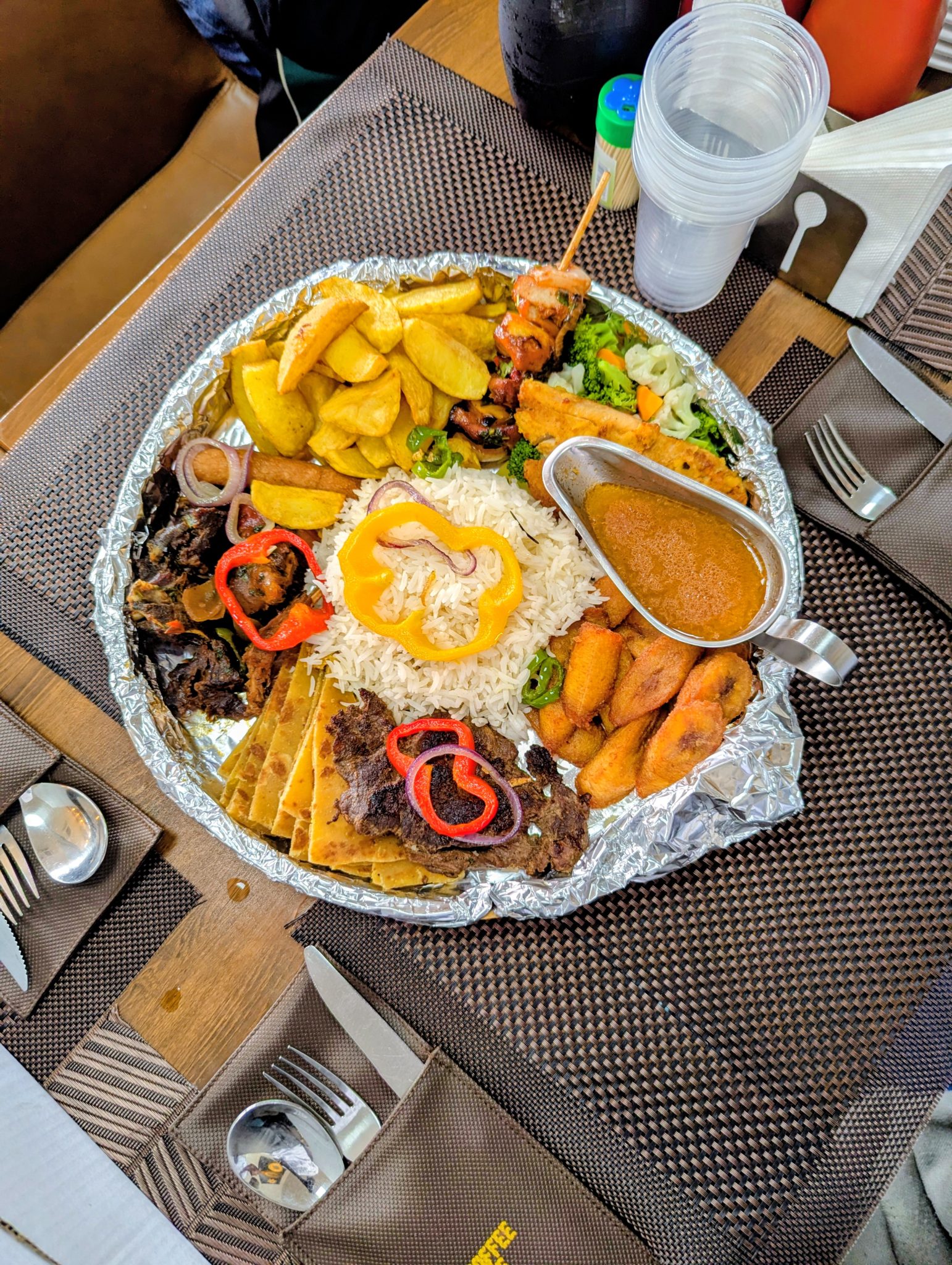 Restoran Masasında Büyük Karışık Et ve Izgara Çeşitleri Tabağı