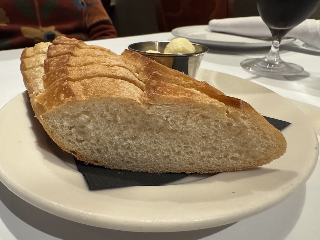 Restoran Masasında Taze Dilimlenmiş Çıtır Baget Ekmek ve Tereyağı Servisi