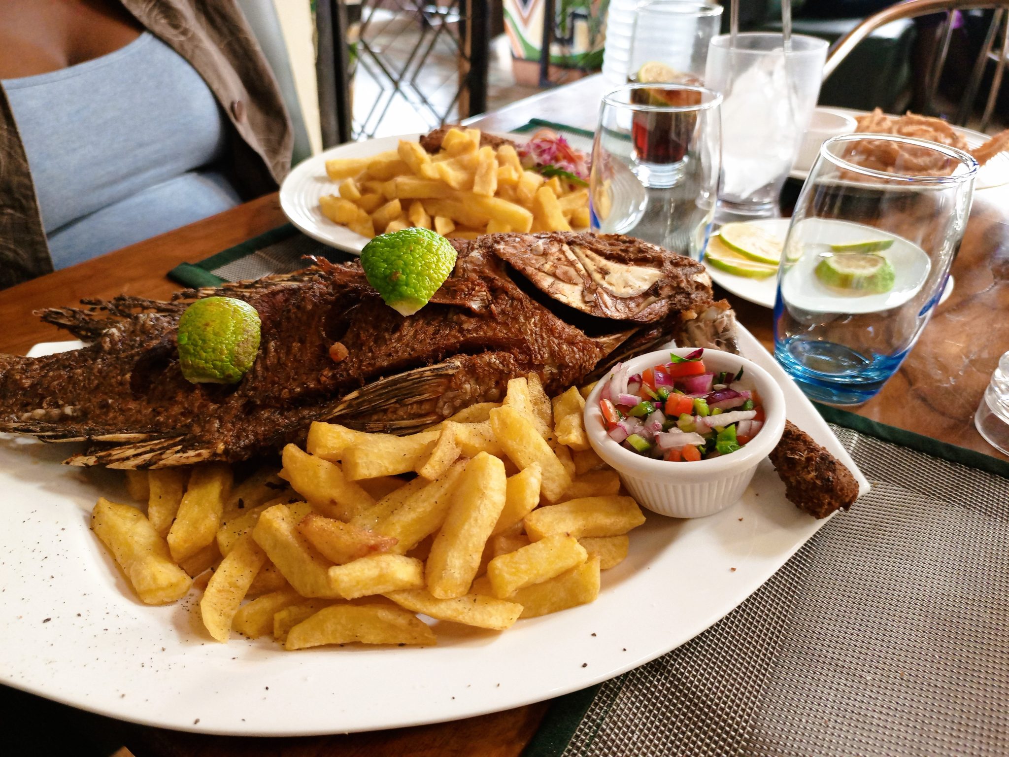 Restoran Ortamında Servis Edilen Kızarmış Bütün Balık ve Patates Kızartması