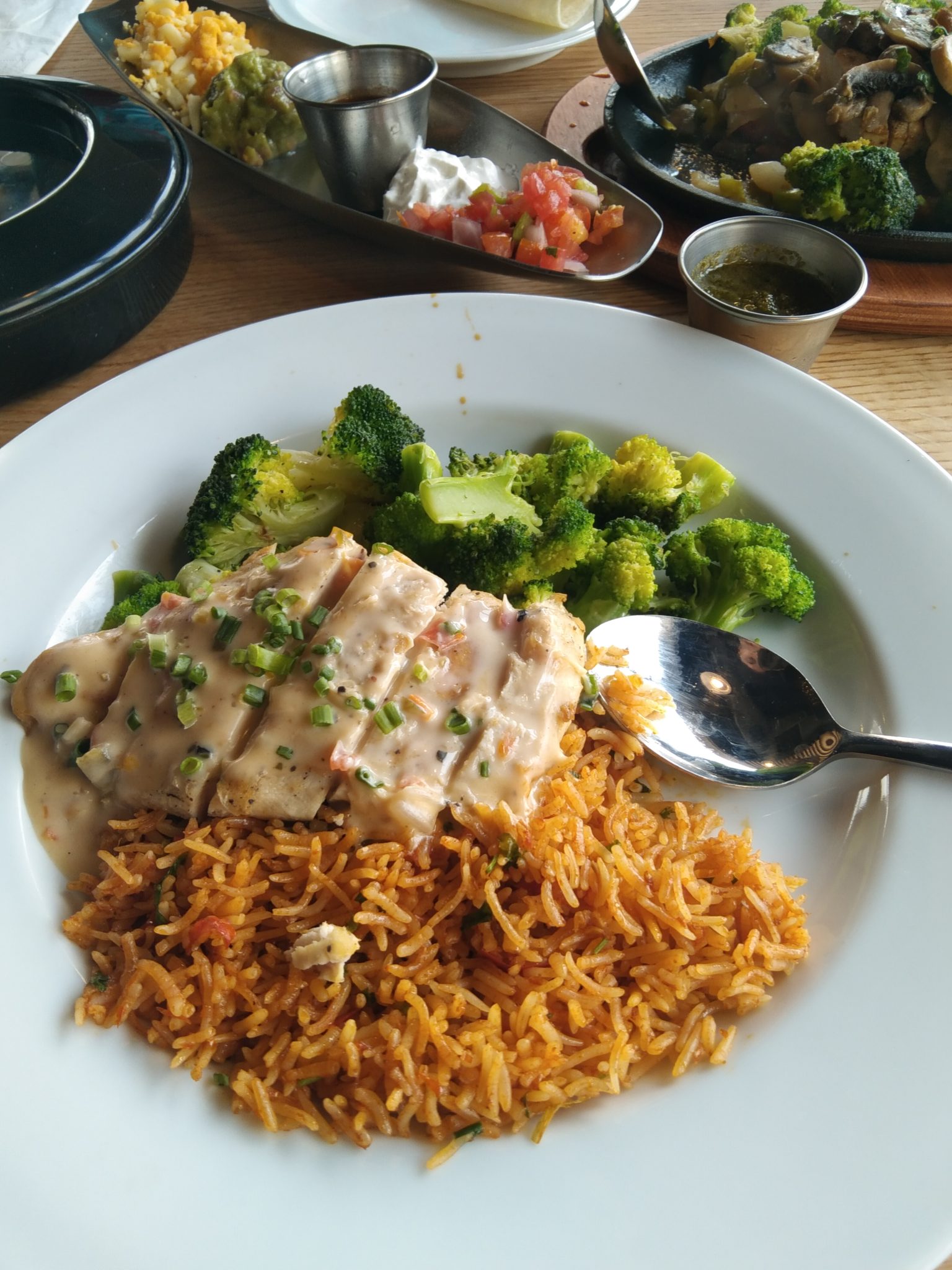 Restoran Ortamında Soslu Tavuk, Baharatlı Pilav ve Brokoli Tabağı
