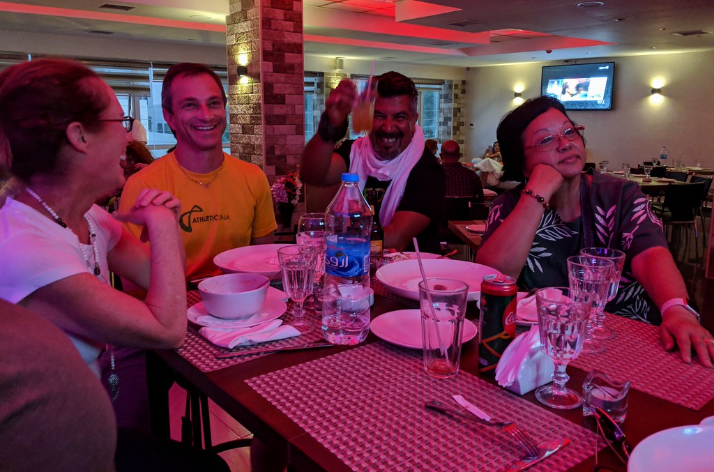 Restoranda Arkadaşlarla Samimi Bir Yemek Keyfi ve Neşeli Sohbet Anları