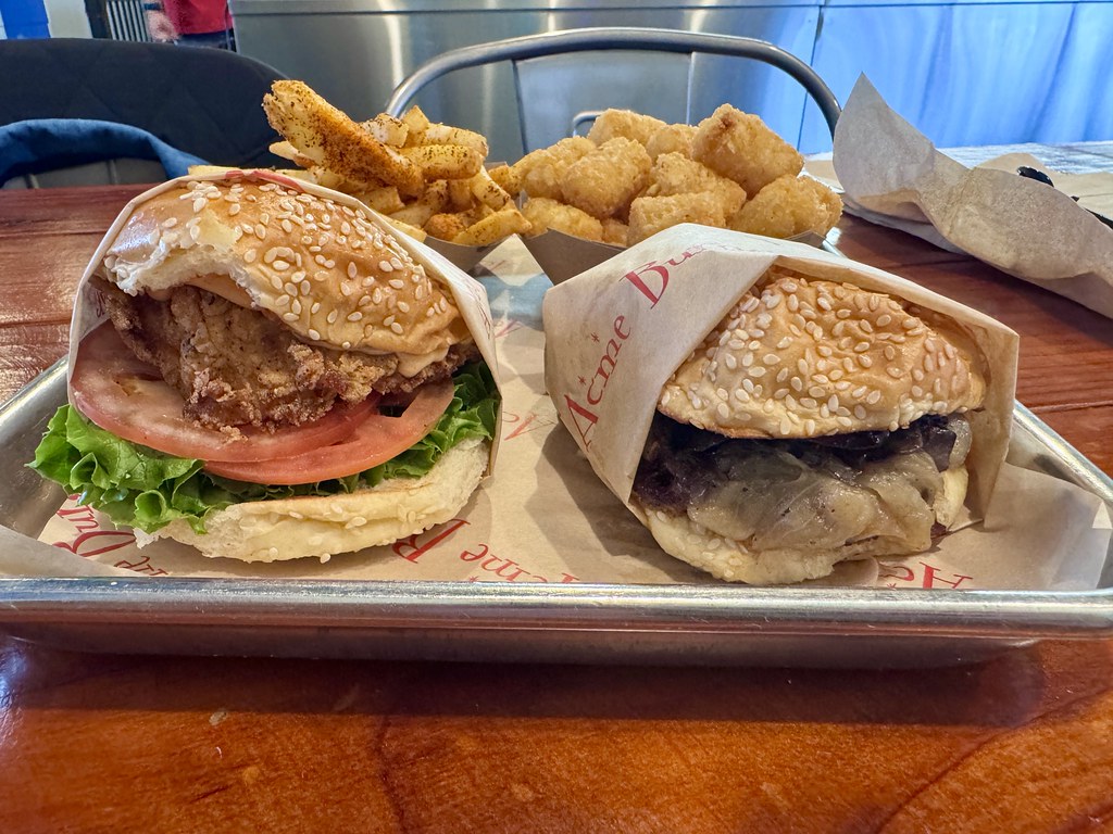 Restoranda İki Farklı Burger, Tavuklu ve Etli Lezzet Dolu Menü
