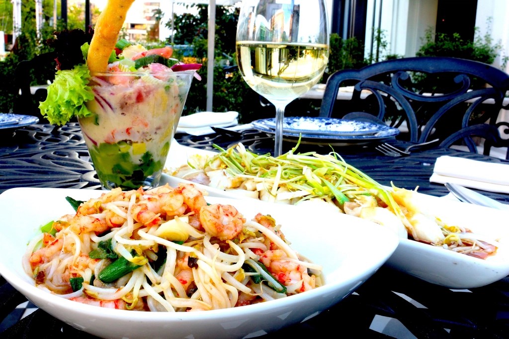 Restoranda Servis Edilen Karidesli Noodle ve Şarap Eşliğinde Thai Mutfağı Sunumu