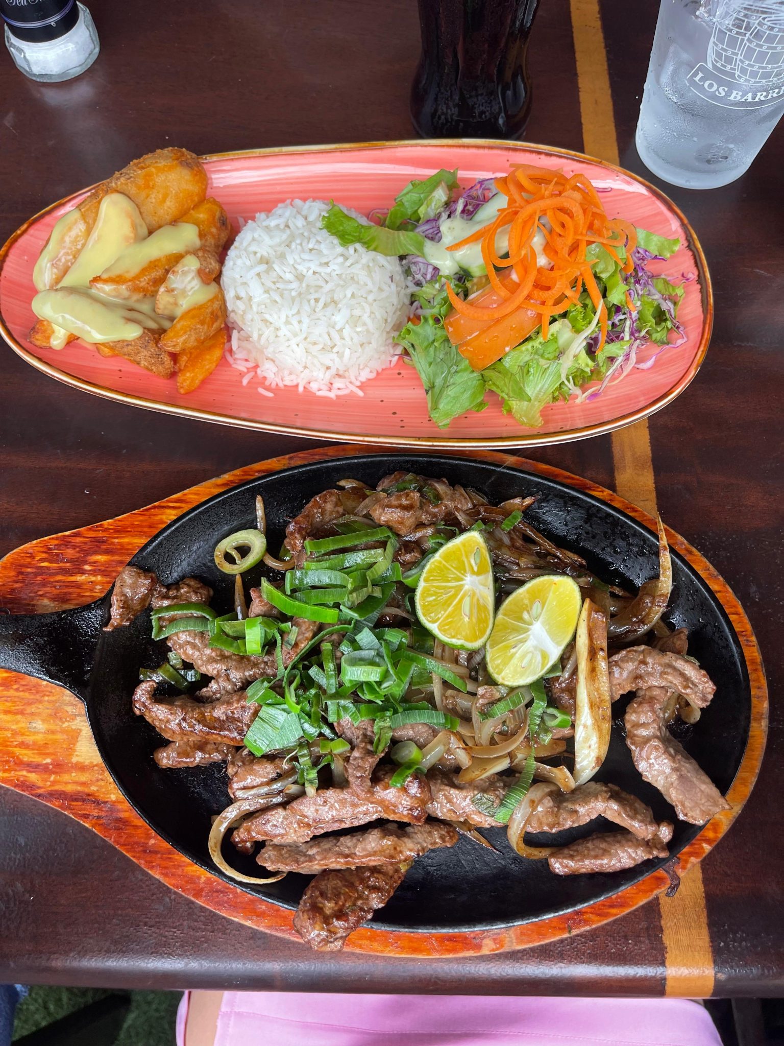 restoranda sıcak tavada et fajita ve yanında pilav salata çıtır tavuk