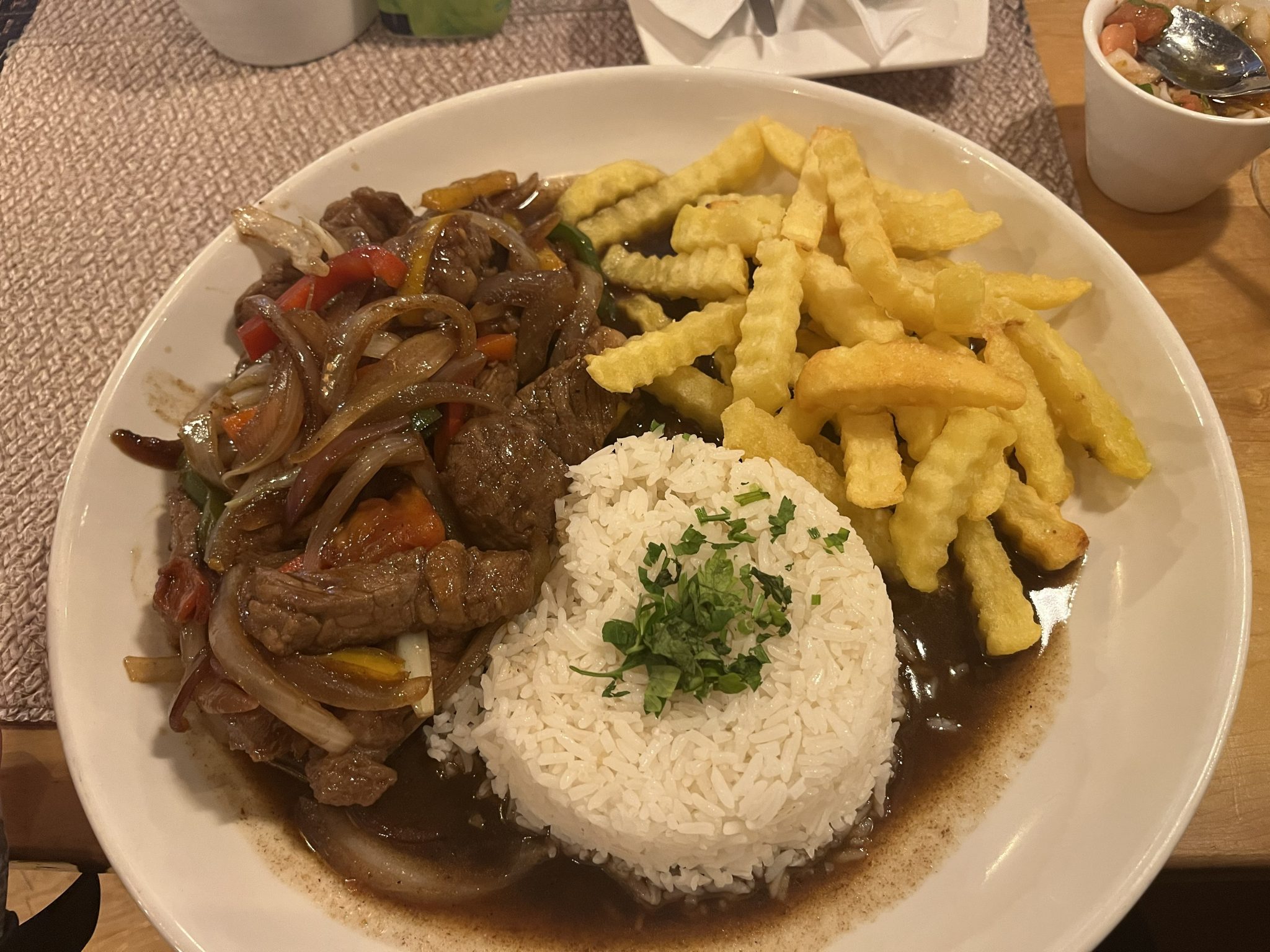 Restoranda sunulan lomo saltado: Et, pirinç ve kızarmış patates tabağı