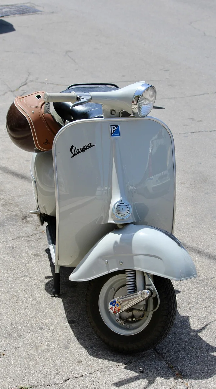 Restorasyonlu Vespa scooter fotoğrafı şehir turu