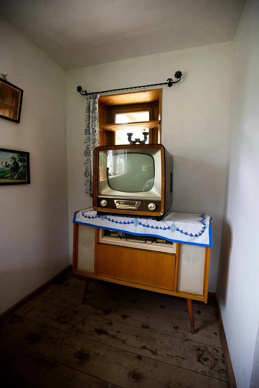 Retro ahşap televizyon ekranı - nostaljik ev dekoru