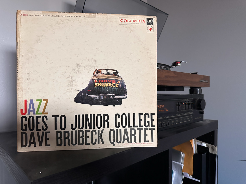 Retro Atmosferde Dave Brubeck Jazz Plağı ve Vintage Pikap Koleksiyonu