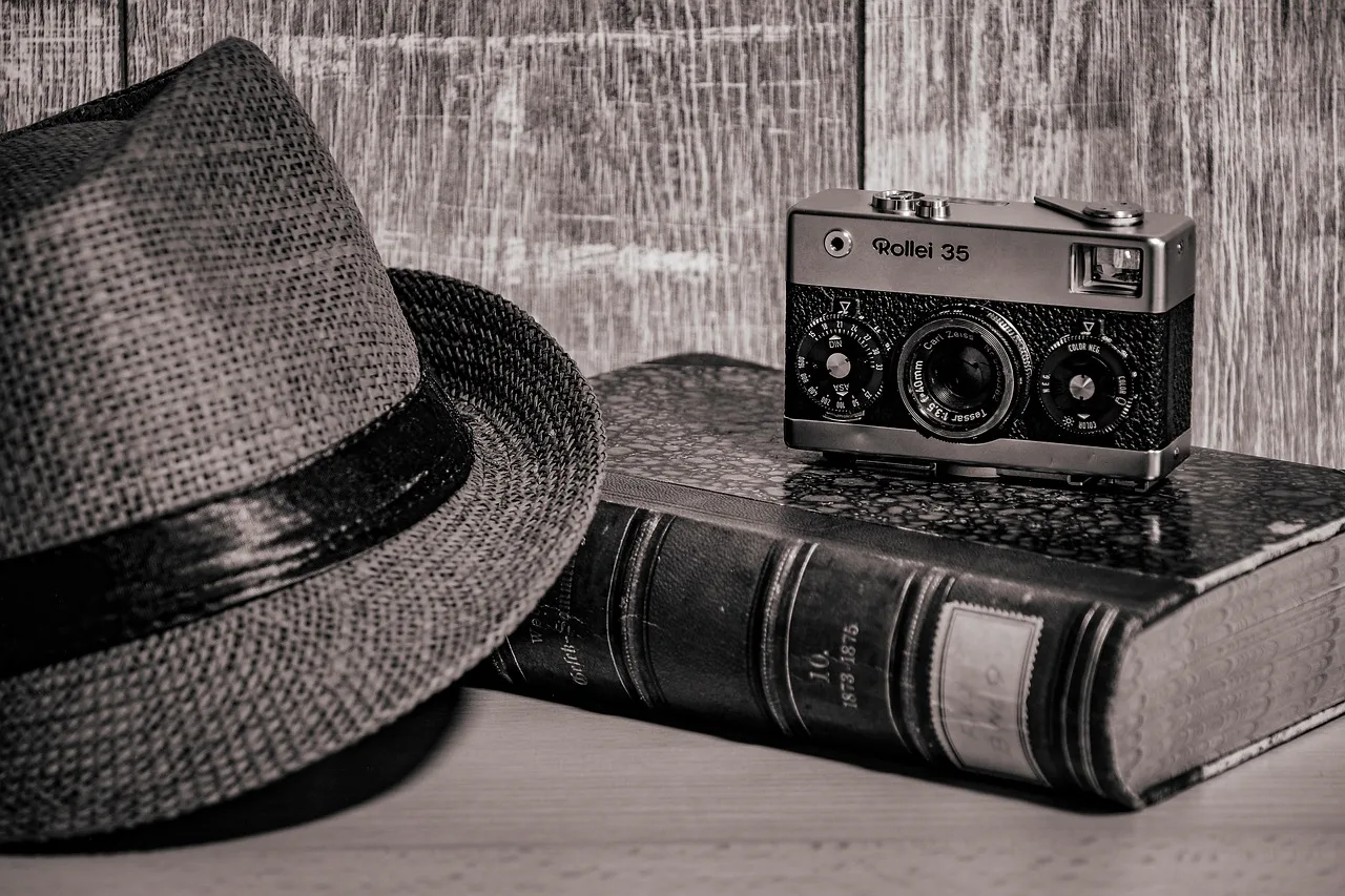 Retro kamera ve eski fotoğraf kitabı