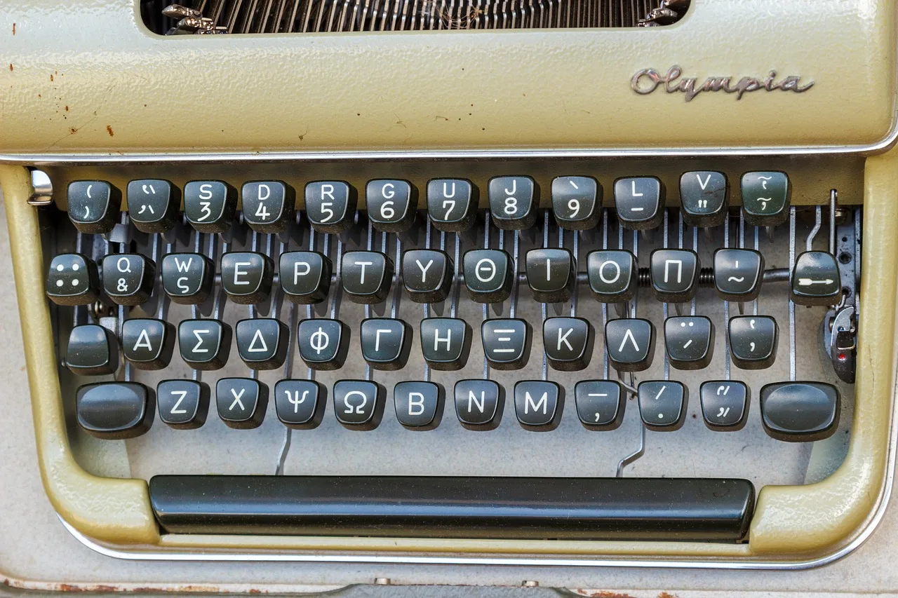 Retro metal tuşlu daktilo - vintage ofis aksesuarı